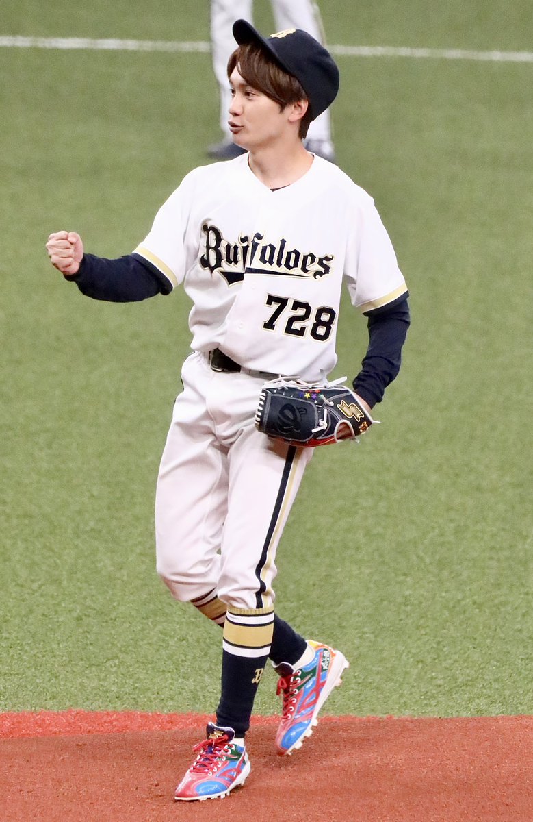 crq9fs's tweet photo. ナイスピッチでご本人も思わずガッツポーズ✊
#藤原丈一郎
#なにわ男子
#BS2026
#始球式 https://t.co/fewQsrznnS