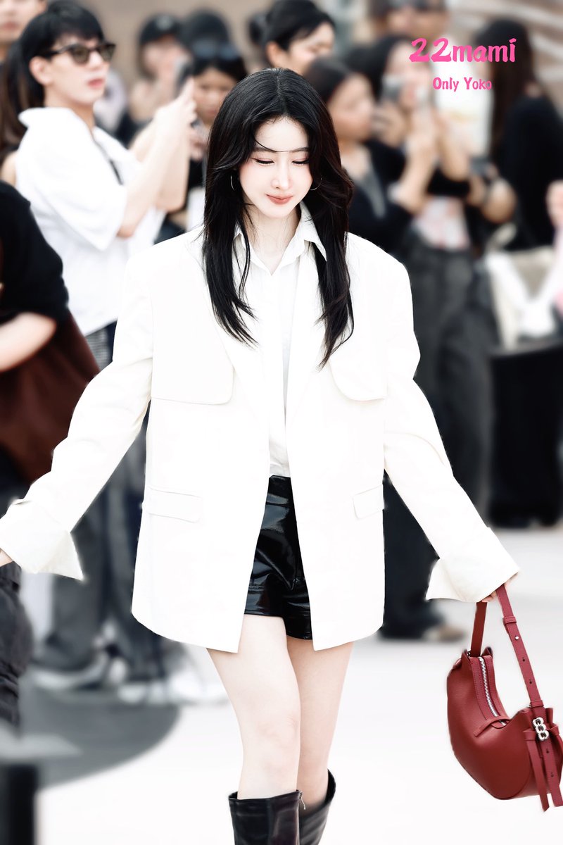 When I see this face, I’ll treat the whole world kindly (ദ്ദി˶•̀֊<)✧

YOKO EFF26 At ICONSIAM
#ELLEFashionFeverxYoko
<a href="/Yoko_apasra/">Apasra</a>