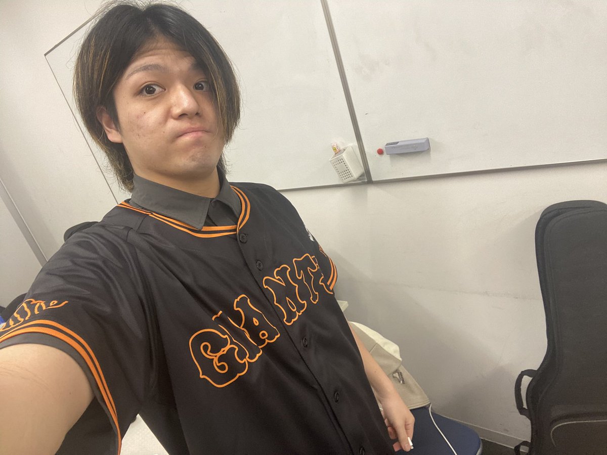 案件で東京ドームでギター弾いてきた！
エアーだけども
最高の景色だった！