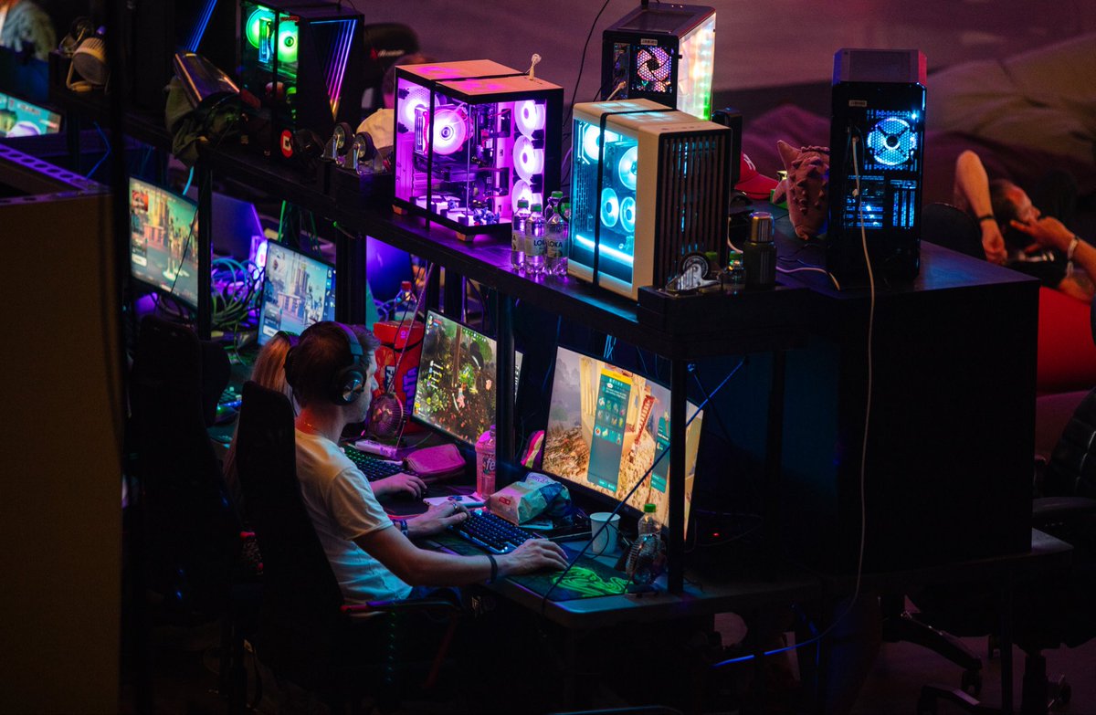 GlitchedSE tweet media