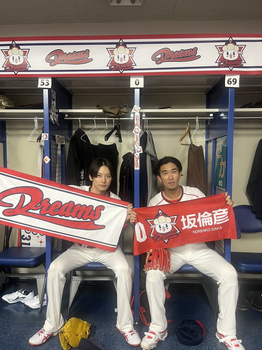 いよいよ明日、
3/28より[ストーブリーグ]配信スタートです！⚾️

ぜひご覧ください！
あと、僕探してください！！⚾️
5番ファーストです！

写真はセカンドを守ってた坂役のロキさんと！！

 #ストーブリーグ