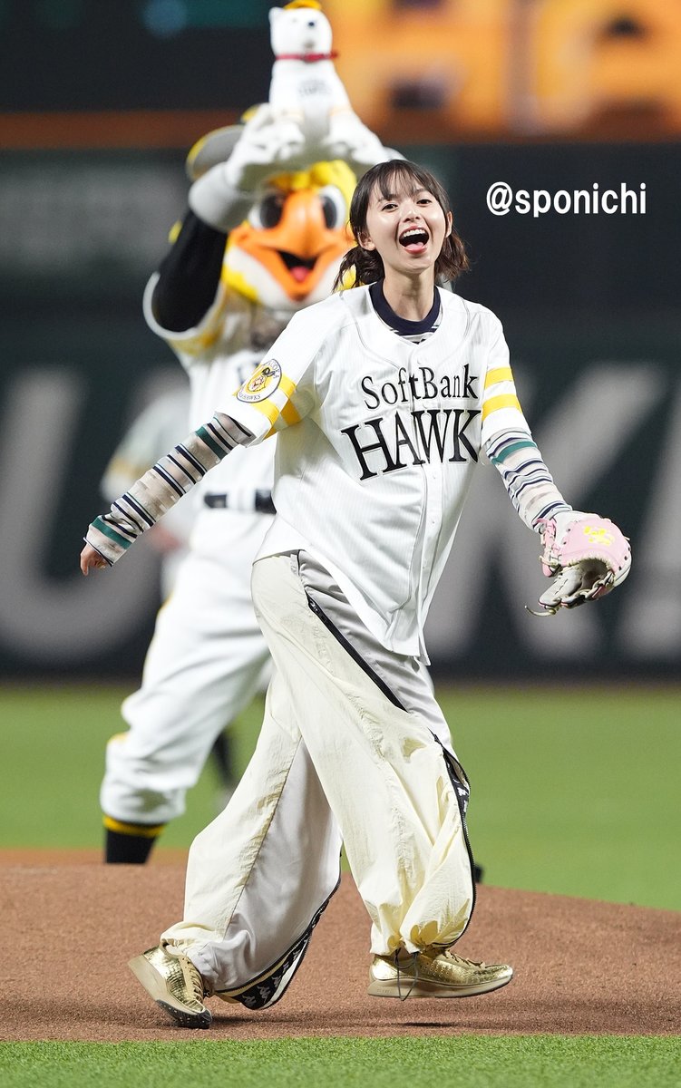 SponichiHawks's tweet photo. 始球式する齋藤飛鳥さん😁
＃sbhawks
＃齋藤飛鳥 https://t.co/wbYHDnWqym