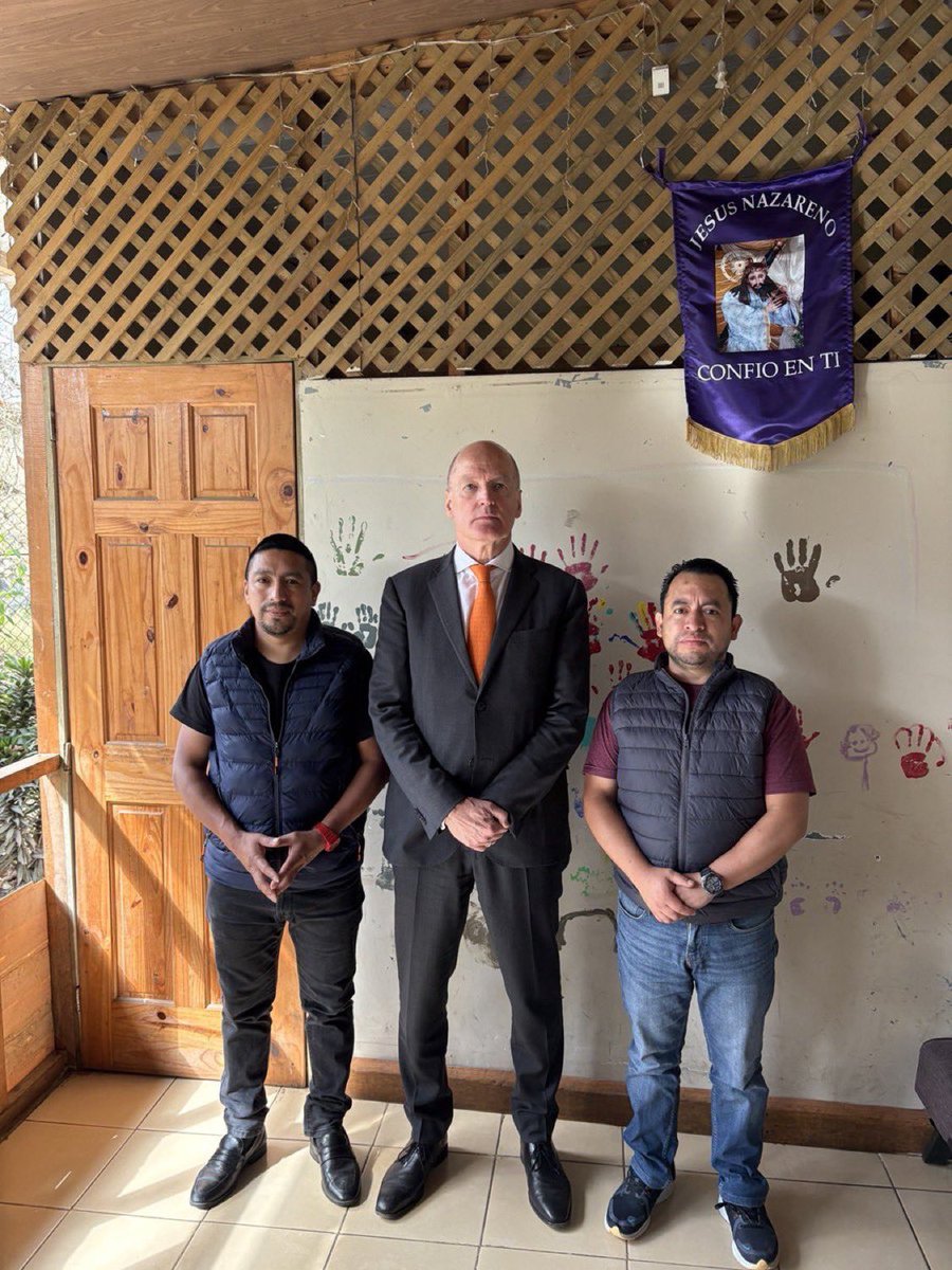 ImpunityWatch's tweet image. The peaceful defense of #democracy must not be a reason for persecution. 🇳🇱 Human Rights Ambassador @wjpgeerts visited #Indigenous leaders Luis Pacheco &amp;amp; Héctor Chaclán to reaffirm commitment against the unjust criminalization of @48_cantones in #Guatemala for fighting impunity.