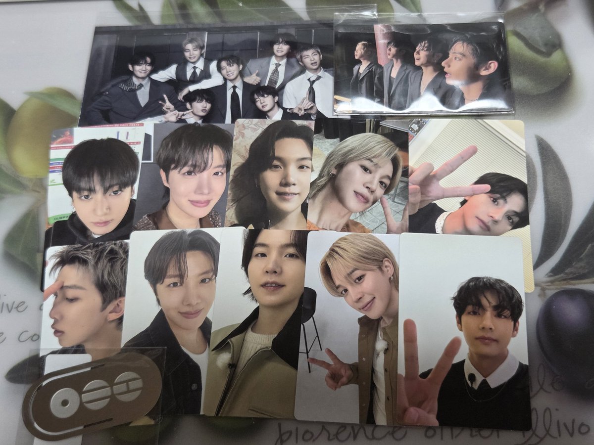 欲張りな事は理解しているけど
他のユンギ🐱も欲しい✨
特にスーツと眼鏡😂
キーホルダーもユンギは居なかった
ホソク🐿️は居たから嬉しいけど