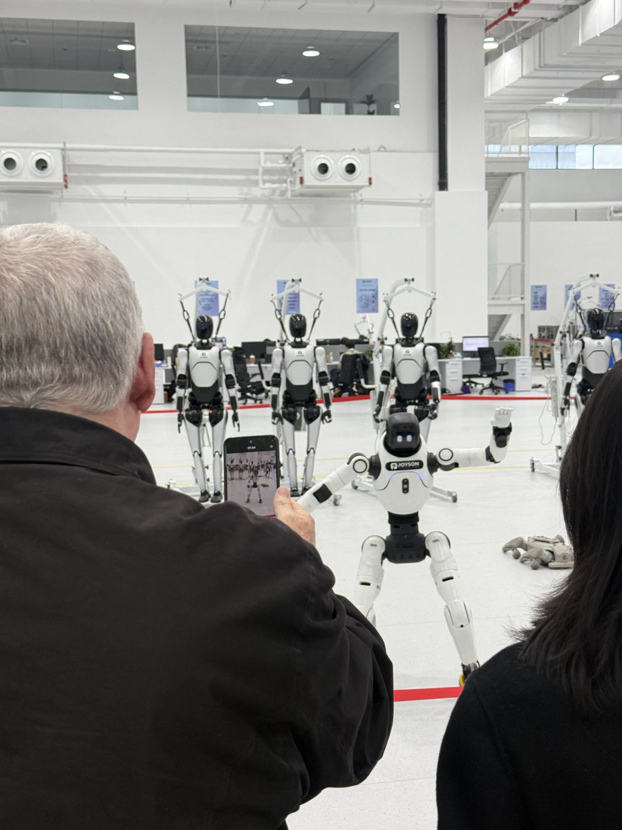 NewHorizon6211's tweet image. Welcome to Ningbo.
Smart port, robotics, AI —
and one thing in common:
everyone’s looking for what we can build together next.
Today’s visit brought global guests closer to Ningbo’s tech scene — and opened up new conversations.
#Nicaragua #ningbochina #SmartPort #Robotic #AI