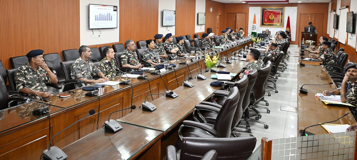 #राजभाषा संगोष्ठी 

श्रीमती रेखा लोहानी, अपर महानिदेशक, सशस्त्र सीमा बल (#SSB) की अध्यक्षता में आज बल मुख्यालय, नई दिल्ली में हिंदी तिमाही बैठक (चतुर्थ) का सफलतापूर्वक आयोजन किया गया।

अपने प्रेरक संबोधन में अपर महानिदेशक महोदया ने राजभाषा हिंदी के महत्व को रेखांकित करते हुए बल