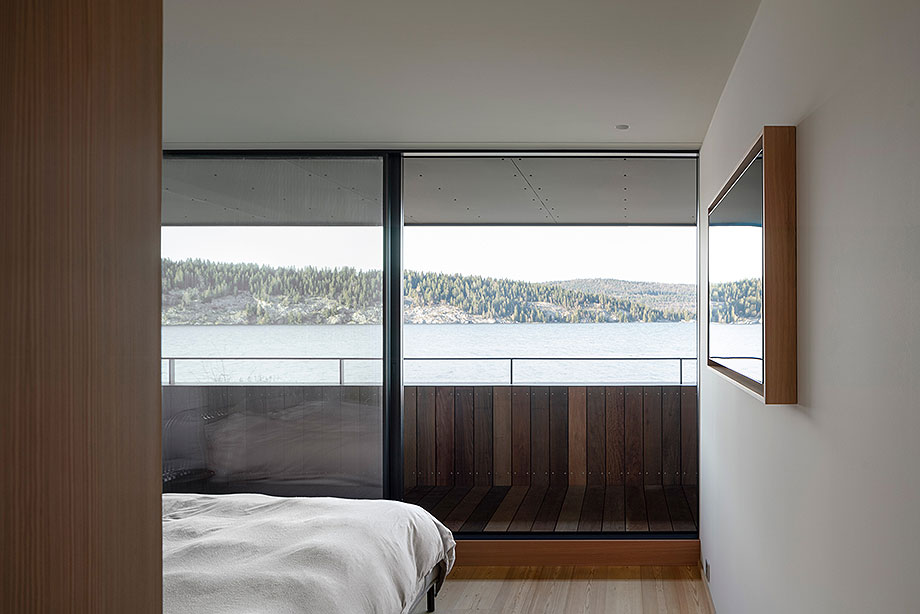 Interior_es's tweet image. Archive: Ralph Germann designed this #house inspired by old boathouses. The main rooms face a lake, offering panoramic views without any obstructing pillars.
-&amp;gt; Photography: Nicolas Sedlatchek
-&amp;gt; interioresminimalistas.com/2026/03/28/arc…
-&amp;gt; #Vaud #Switzerland