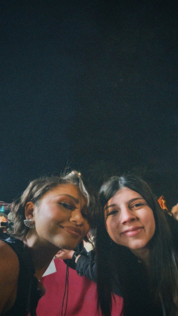 beatricespadaa's tweet photo. @poetsneil Troppo noi, le ho scritto una lettera e l’ha presa con le sue mani e se l’è tenuta per tutto il tempo…😭😭😭 https://t.co/KgrbFKyUjz