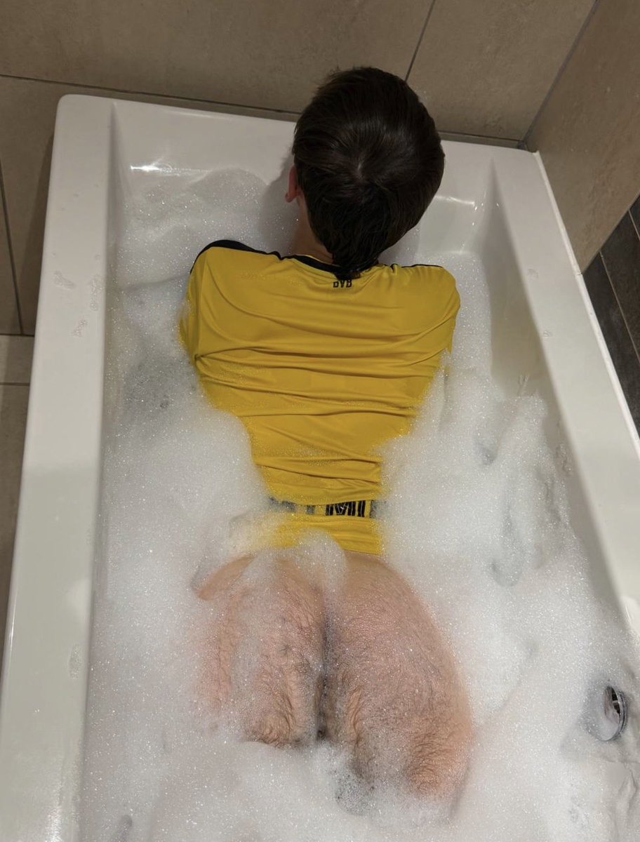 Kinkysub06uk's tweet photo. If you’re joining me in the tub 🫧 then what are we playing with first? You gonna choke on my dick or fuck me like a slut bro? 🍆😈

📸 = @kitnkink https://t.co/SEMGxM3igq