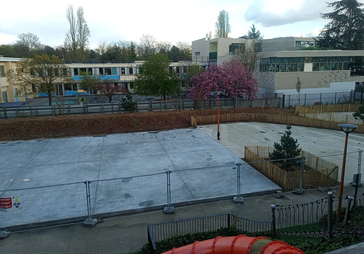 le_grand_pari's tweet photo. #Vie2Quartier #ParcDiderot
Aujourd'hui, vendredi 27 mars, le City Stade est sur le point d'être livré... Encore quelques accessoires 🥅, le marquage au sol et c'est parti ! 🏀 https://t.co/WMoT0eiTqj