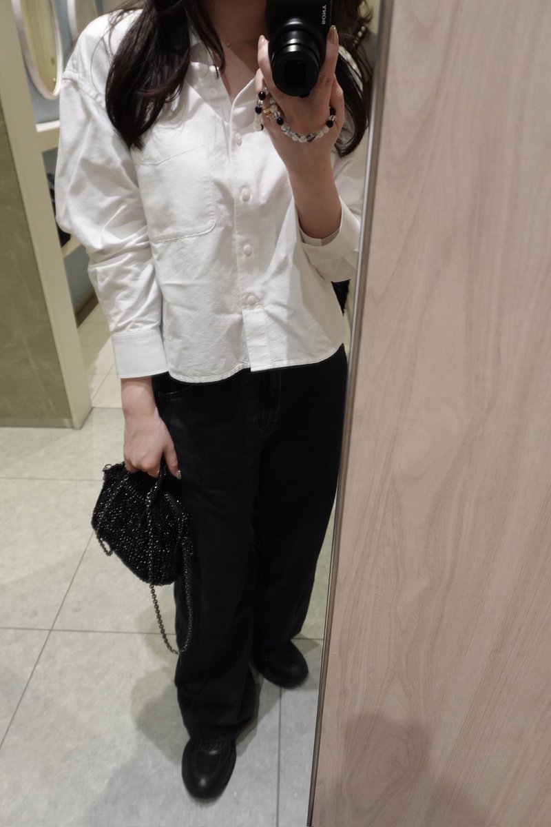 a_t_y317's tweet image. ユニクロとJW ANDERSONコラボのオックスフォードシャツがこの時期可愛すぎ🕊️🤍ショート丈シャツバランス取りやすくてどのボトムスとも相性良い😉裾のロゴもさりげなくて◎

#pr #ユニクロ #uniqlo