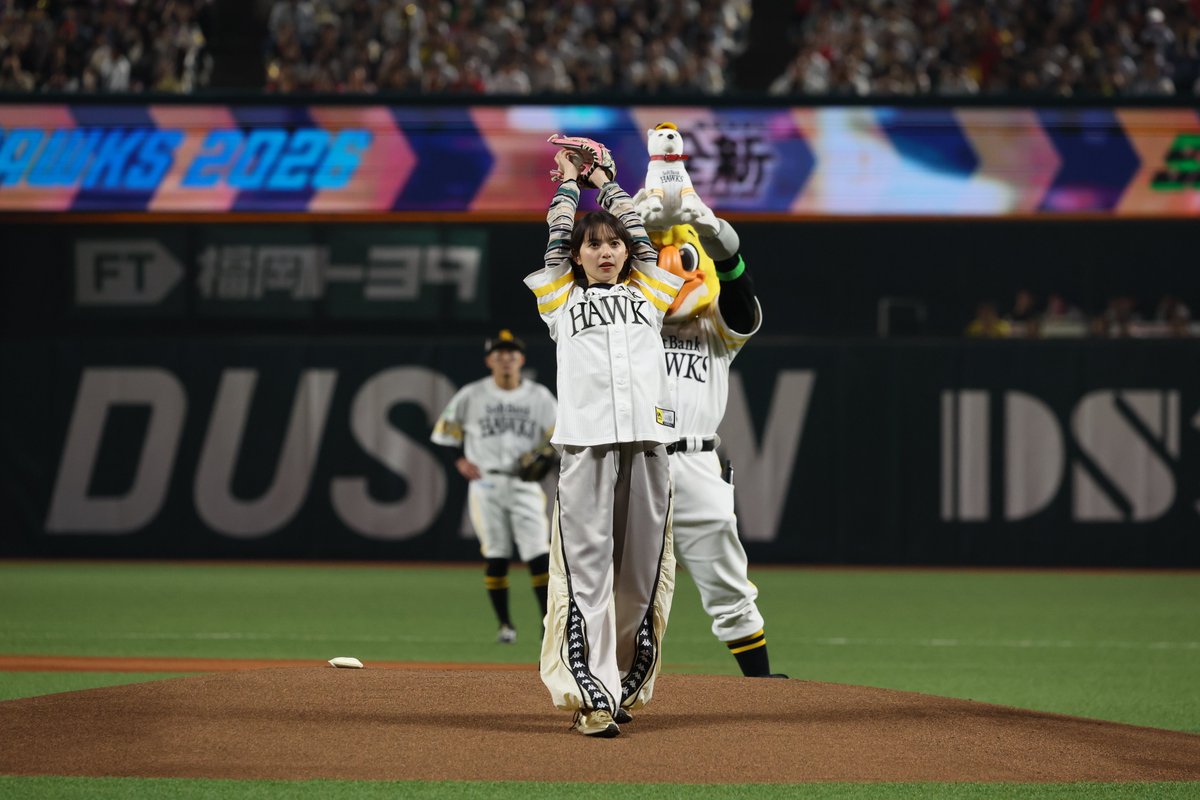 SoftBank's tweet photo. ＼きょう3/27 福岡ソフトバンクホークス開幕戦⚾／

ソフトバンクデビュー割のCMに出演いただいている #齋藤飛鳥 さんが、
みずほPayPayドームでの始球式に登場👏

ユニフォーム姿が似合っていますね✨

#sbhawks #全新 https://t.co/4x0NcsjrXJ