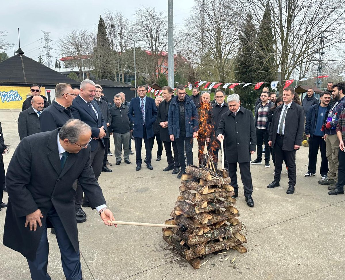 iktm54's tweet photo. Baharın müjdecisi, doğanın yeniden uyanışını temsil eden “Nevruz Bayramı” Sakarya Valiliği himayelerinde İl Kültür ve Turizm Müdürlüğümüzün koordinasyonuyla Sakarya Üniversitesi helikopter pistinde 26 Mart Perşembe günü düzenlenen coşkulu bir programla kutlandı. https://t.co/QqERBK77eZ