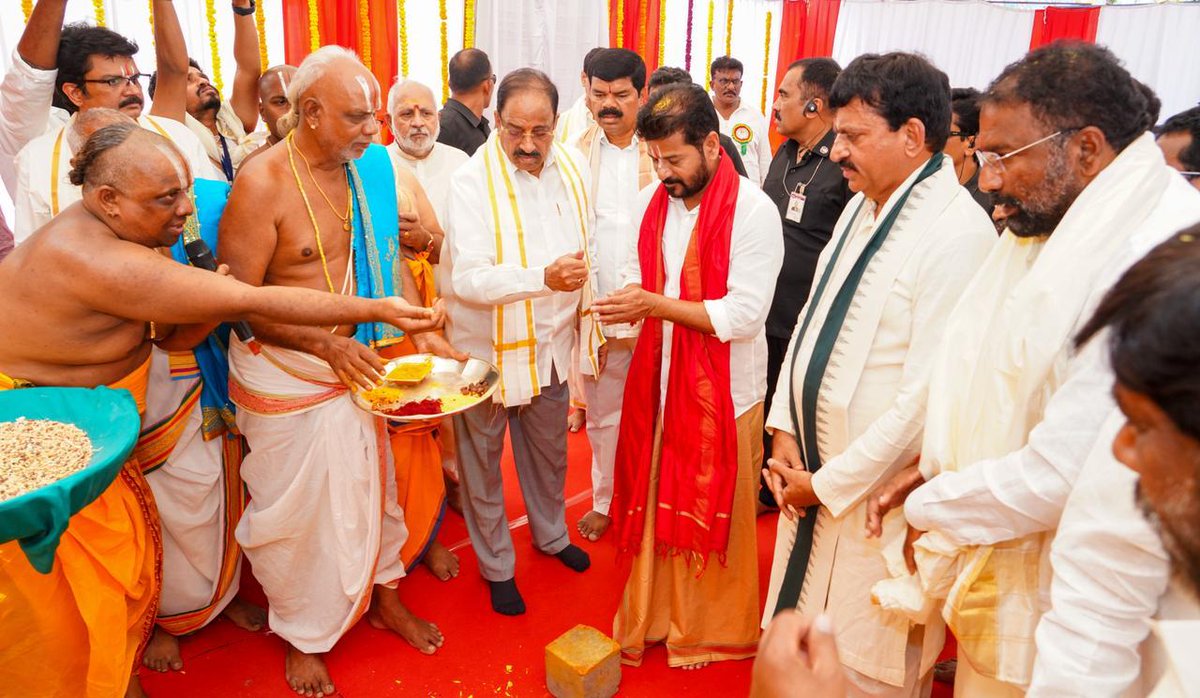 revanth_anumula's tweet photo. పవిత్ర శ్రీరామ నవమి నాడు రూ.351 కోట్లతో భద్రాచల శ్రీ సీతారామచంద్ర స్వామివారి ఆలయ విస్తరణ తొలిదశ అభివృద్ధి పనులకు భూమిపూజ చేశాను. 

ఈ కార్యక్రమంలో ఉపముఖ్యమంత్రి శ్రీ భట్టి విక్రమార్క, మంత్రులు శ్రీమతి కొండా సురేఖ, శ్రీ తుమ్మల నాగేశ్వర్ రావు,
శ్రీ పొంగులేటి శ్రీనివాస్ రెడ్డి, శ్రీ వాకిటి శ్రీహరి, ఎంపీలు, ఎమ్మెల్యేలు, ఎమ్మెల్సీలు పాల్గొన్నారు.

#SriRamaNavami
#BhadradriKshetram
#Bhadrachalam #telangana