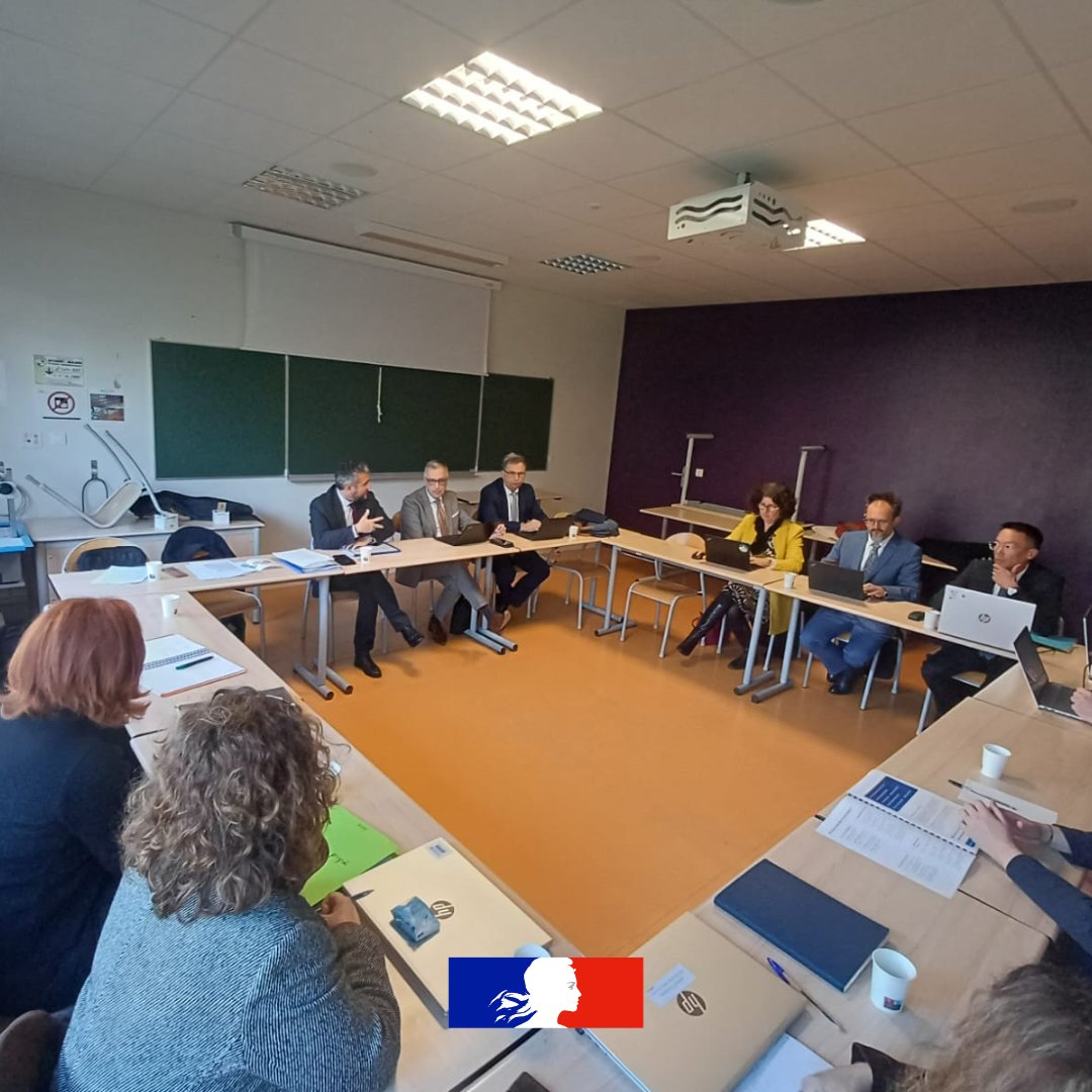 ac_orleanstours's tweet photo. Ce matin, le recteur @PhiAgresti s’est rendu à Tours (37) pour échanger avec les chefs d'établissement de #CollègesEnProgrès du département.
Un temps d’échange constructif pour accompagner les équipes pédagogiques et soutenir les élèves les plus en difficulté🙌 https://t.co/VKQBxTyzrg