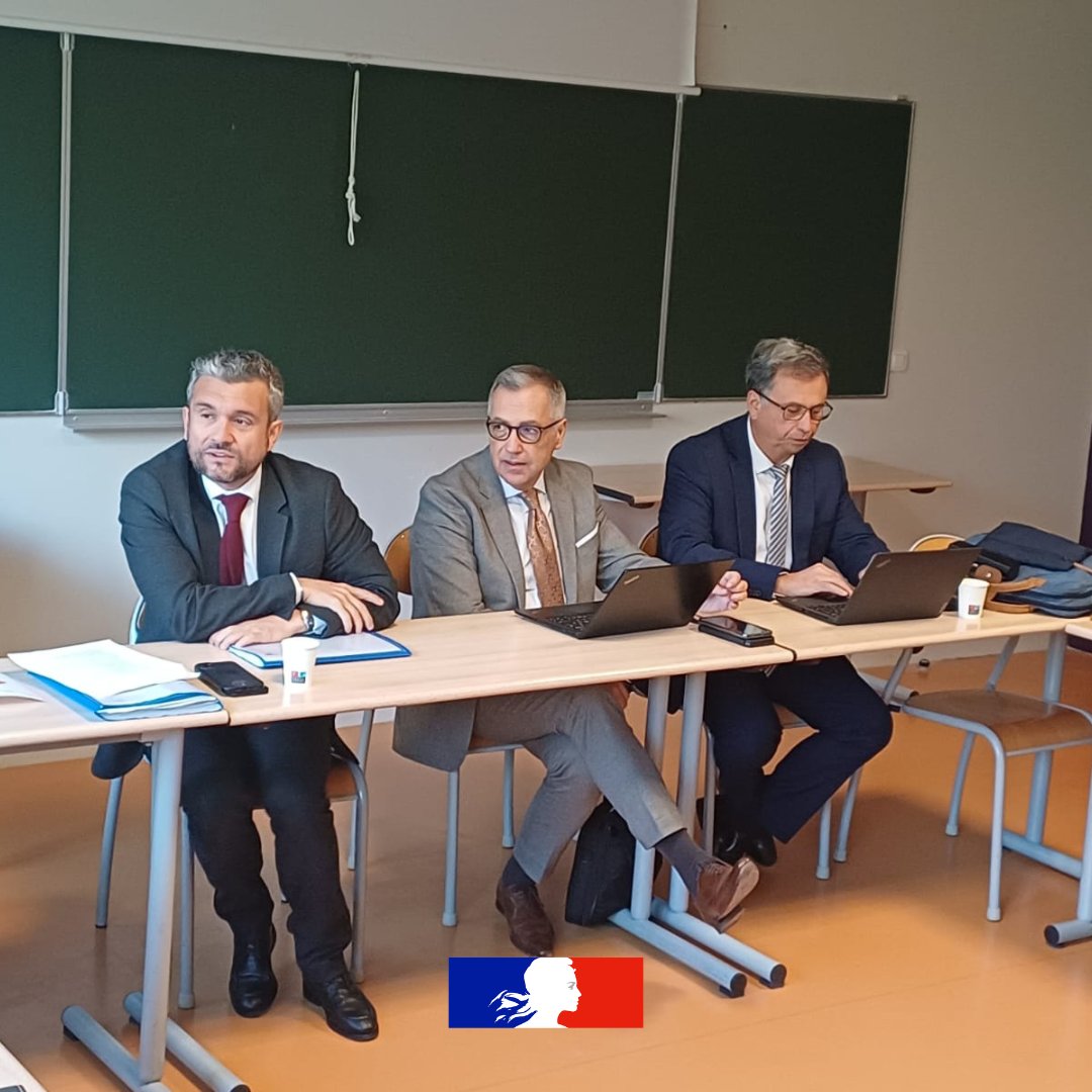 ac_orleanstours's tweet photo. Ce matin, le recteur @PhiAgresti s’est rendu à Tours (37) pour échanger avec les chefs d'établissement de #CollègesEnProgrès du département.
Un temps d’échange constructif pour accompagner les équipes pédagogiques et soutenir les élèves les plus en difficulté🙌 https://t.co/VKQBxTyzrg