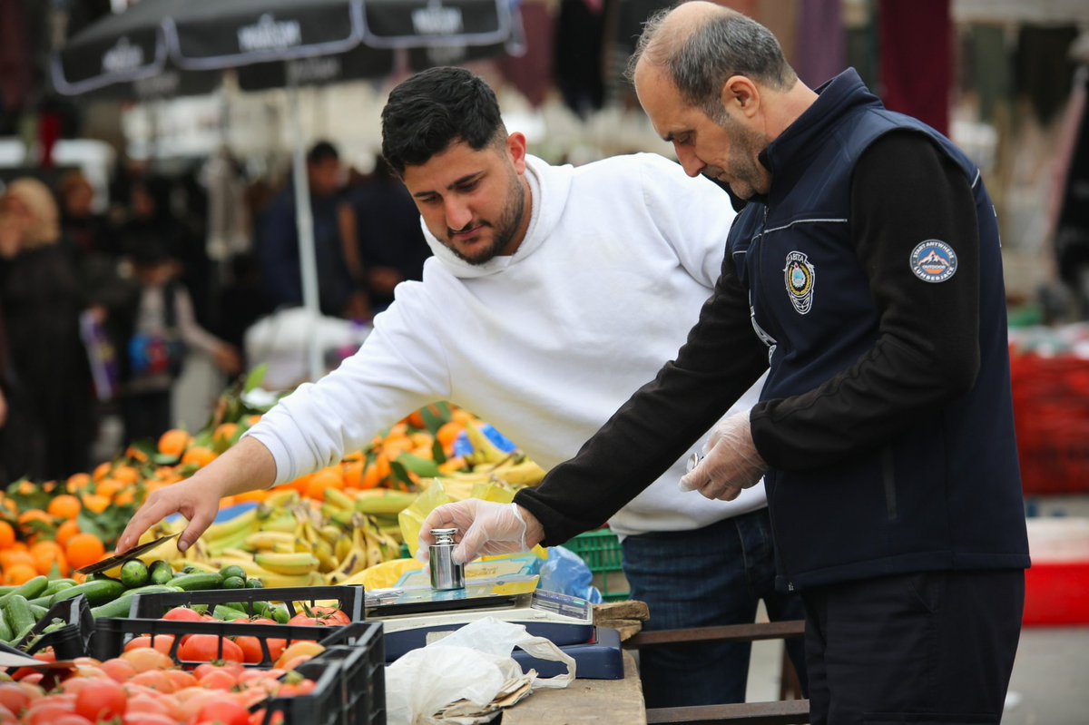 btmnbld's tweet photo. SEMT PAZARLARINDA DENETİMLERİMİZ KARARLILIKLA SÜRÜYOR

Batman Belediyesi olarak, vatandaşlarımızın güvenli, sağlıklı ve düzenli bir ortamda alışveriş yapabilmesi amacıyla semt pazarlarında denetimlerimizi aralıksız sürdürüyoruz. Zabıta Müdürlüğümüze bağlı ekiplerimiz, sabit personel ve gezici ekiplerimizle birlikte kent genelinde günlük denetim faaliyetlerini titizlikle yürütmektedir.

Eş Zamanlı ve Kapsamlı Denetim

İlimizin farklı mahallelerinde kurulan semt pazarlarında eş zamanlı denetimler gerçekleştirerek düzenin sağlanmasına katkı sunuyoruz. Gün boyu devam eden kontrollerle, pazar alanlarında oluşabilecek olumsuzlukların önüne geçiyoruz.

Her Detay Titizlikle İnceleniyor

Denetimler kapsamında; pazar yerlerinin genel düzeni, ölçü ve tartı aletlerinin doğruluğu, fiyat etiketlerinin uygunluğu detaylı şekilde kontrol edilmektedir. Ayrıca satışa sunulan ürünlerin son kullanma tarihleri incelenmekte, özellikle sebze ve meyvelerin tazeliği hassasiyetle değerlendirilmektedir.

Tespit Edilen Eksikliklere Anında Müdahale

Denetimler sırasında belirlenen eksiklikler kayıt altına alınarak ilgili birimlerimize iletilmekte, gerekli çalışmalar ivedilikle başlatılmaktadır.

Hedefimiz: Güvenli ve Kaliteli Alışveriş

Batman Belediyesi olarak temel amacımız; vatandaşlarımıza güvenli, sağlıklı ve kaliteli bir alışveriş ortamı sunmaktır. Bu doğrultuda semt pazarlarına yönelik denetimlerimizi düzenli ve kararlı bir şekilde sürdürmeye devam edeceğiz.