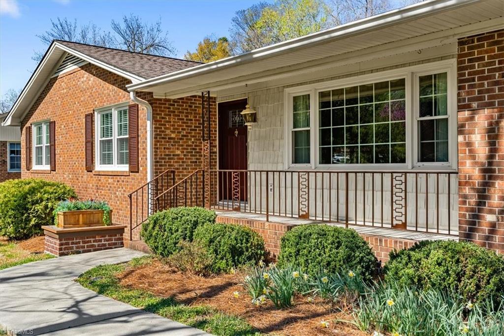 NicoleBRabe's tweet photo. 220 Cedarwood Drive, Jamestown, NC, 27282
3 bed | 2 bath 2768 Sq. Ft.
Active | 410000
https://t.co/igqubuil3z
WELCOME HOME! 220 Cedarwood Dr. has been lovingly maintained by its' owners for the past 50 years &amp; is now ready for its' next chapter. This all brick, ranch style... https://t.co/ZEHFM4voOx