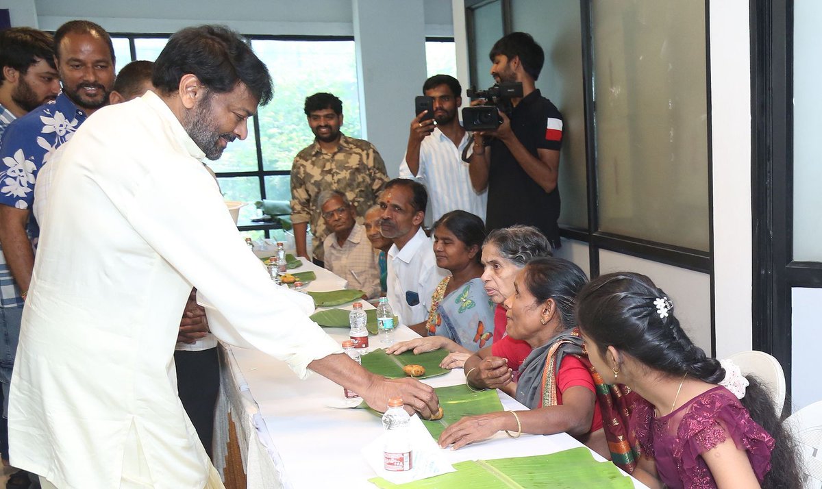 tarakviews's tweet photo. #RamCharan పుట్టినరోజుని స్పెషల్ గా సెలెబ్రేట్ చేసిన చిరంజీవి... గద్దర్ అవార్డ్స్ లో NTR అవార్డ్ అందుకోవడం ద్వారా వచ్చిన 10 లక్షలు చారిటీ సంస్థలకు విరాళంగా ఇచ్చారు...అంతే కాకుండా వారందరికి స్వయంగా  భోజనం వడ్డించి,బట్టలు పెట్టి తన మంచి మనసు చాటుకున్నారు...
#Chiranjeevi https://t.co/xiPQ2H8l0f