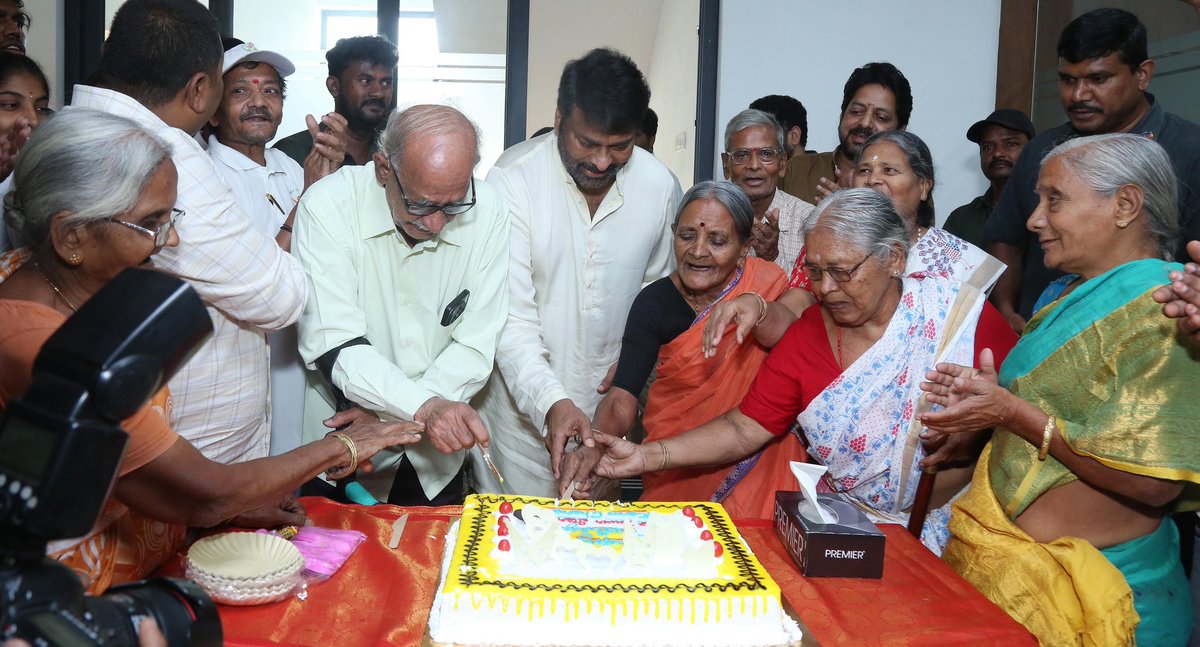 tarakviews's tweet photo. #RamCharan పుట్టినరోజుని స్పెషల్ గా సెలెబ్రేట్ చేసిన చిరంజీవి... గద్దర్ అవార్డ్స్ లో NTR అవార్డ్ అందుకోవడం ద్వారా వచ్చిన 10 లక్షలు చారిటీ సంస్థలకు విరాళంగా ఇచ్చారు...అంతే కాకుండా వారందరికి స్వయంగా  భోజనం వడ్డించి,బట్టలు పెట్టి తన మంచి మనసు చాటుకున్నారు...
#Chiranjeevi https://t.co/xiPQ2H8l0f