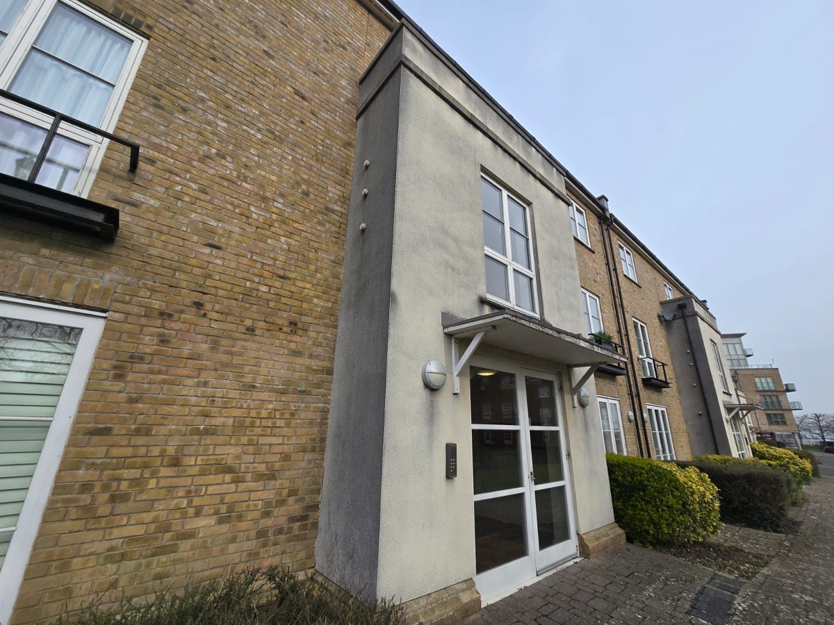 simplecleanuk's tweet photo. 🔥 Some amazing work restoring the render across multiple blocks on this estate yesterday. Absolute game changer for anyone living there. Great work from the Simple Clean team.📲 020 8916 2237

#simpleclean #commercial #property  #cleaning #london #rendercleaning #surrey https://t.co/7gczEPGGyU