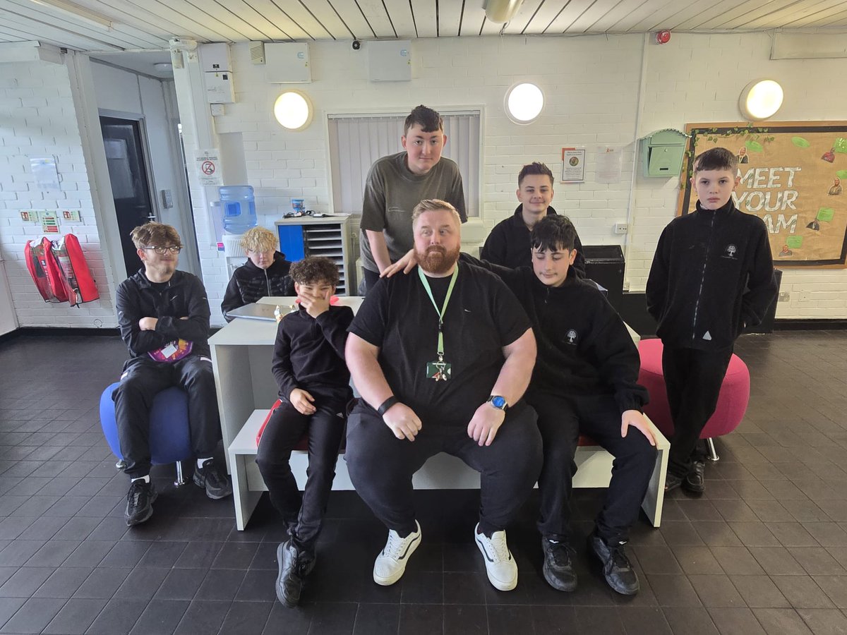LindenCentreSSp's tweet photo. &amp; today we say Goodbye to Mr Paskin. What an incredible teacher &amp; person he is. All students &amp; staff will miss him dearly. Good luck at your new school 🤞🥰 https://t.co/nW2YMBp6LK
