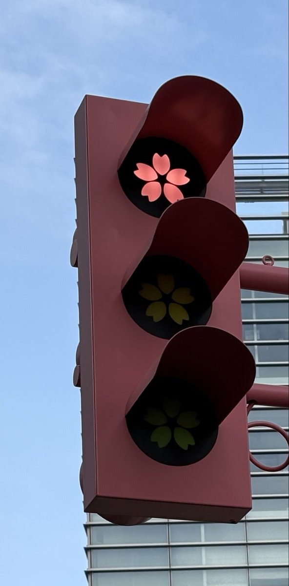 umaimaru's tweet photo. Cherry blossom season. 
Has the traffic light also changed to the cherry blossom version?😋 https://t.co/J7AbJDyJ9j