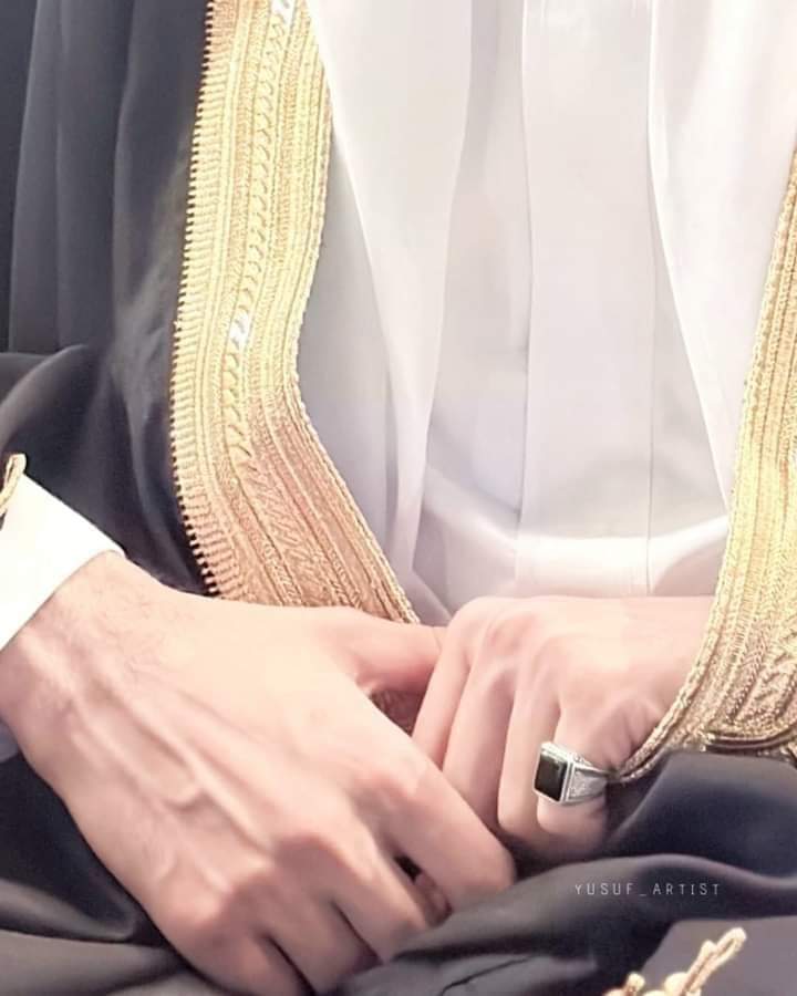 FaisalssAlS's tweet photo. '' اللي ما تزينه عروقه ماتزينه خروقه '' 

مثل حجازي يستحق الوقوف كثيرًا
وهو مثل يضرب في الاصيل من الناس
يعني اللى مايزينه اصله وخلقه وتربيته
ما تزينه ملابسه ...
انت بتربيتك واستقامتك أما أصلك وفصلك مالهم قيمة ابدا
خلي اللي يشوفك دائما يقول
الله يرحم من ربّاك  ❤️ https://t.co/IJO0JQt86Q