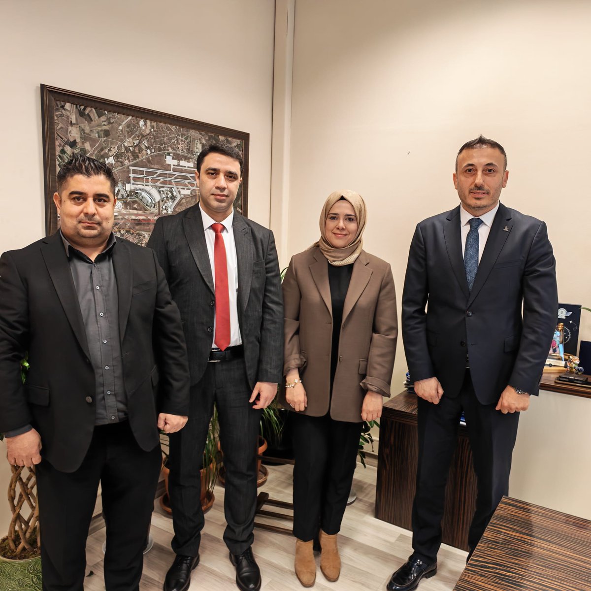 havasef's tweet photo. Yönetim Kurulumuz, DHMİ İnsan Kaynakları Dairesi Başkanı Sn. Betül ÇELİK’i makamında ziyaret etmiş; derneğimizin çalışmaları hakkında bilgi vererek destek talebinde bulunmuştur. Nazik kabulleri ve yapıcı yaklaşımları için teşekkür eder, yeni görevinde başarılar dileriz. https://t.co/y9SciBifBP