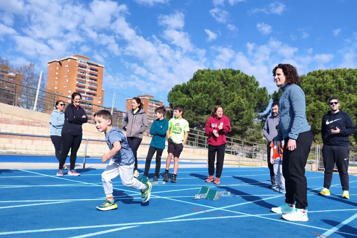 MonTerrassa's tweet photo. 🏃🏻‍♂️ El @CEVOTerrassa la cinquena jornada del programa d'Esport en Família. En aquesta ocasió, va ser el torn de l'Atletisme, amb la col·laboració de la @UatUnio #Terrassa https://t.co/xrCoY63816