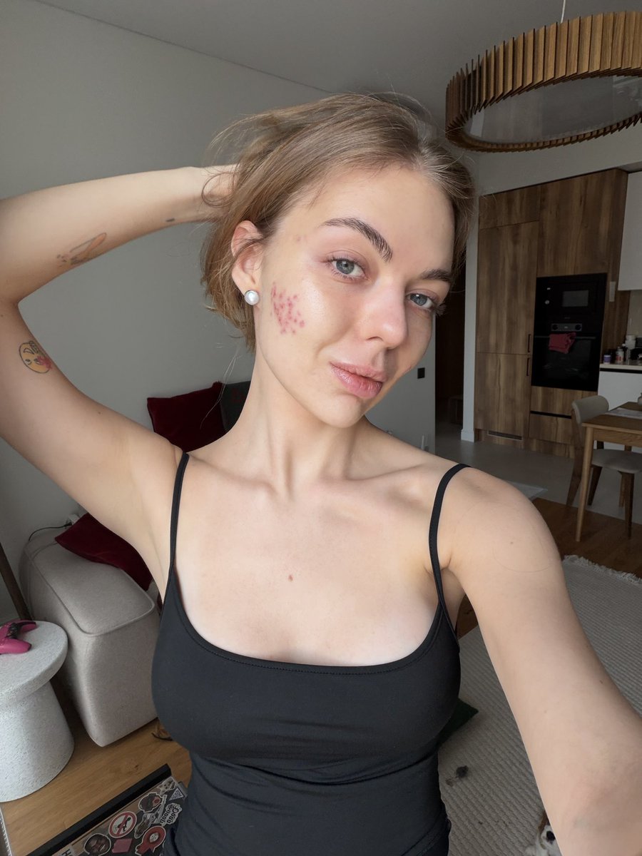 карина tweet media