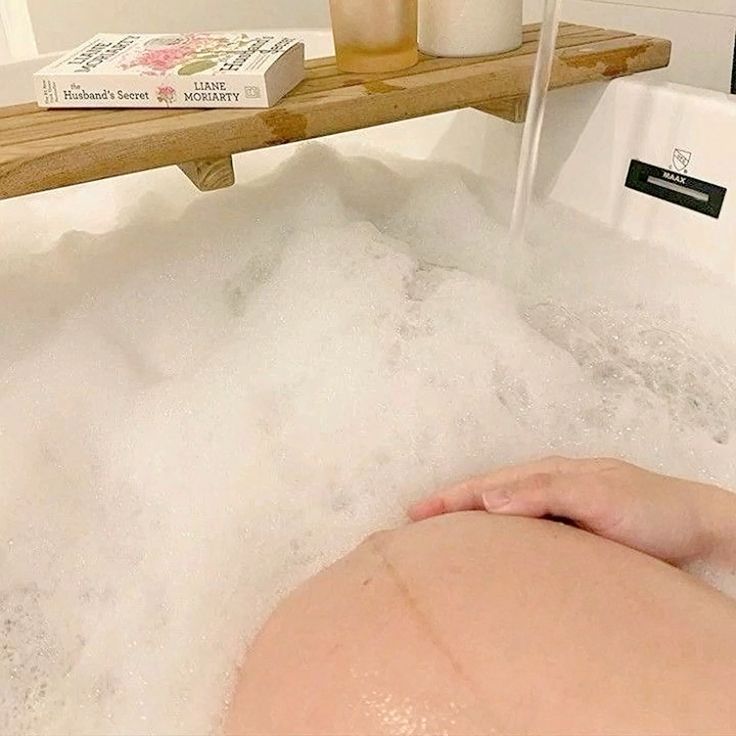 Sampai di rumah mandi dulu karena diluar panas jadi mau bersantai dengan baby cael 💙