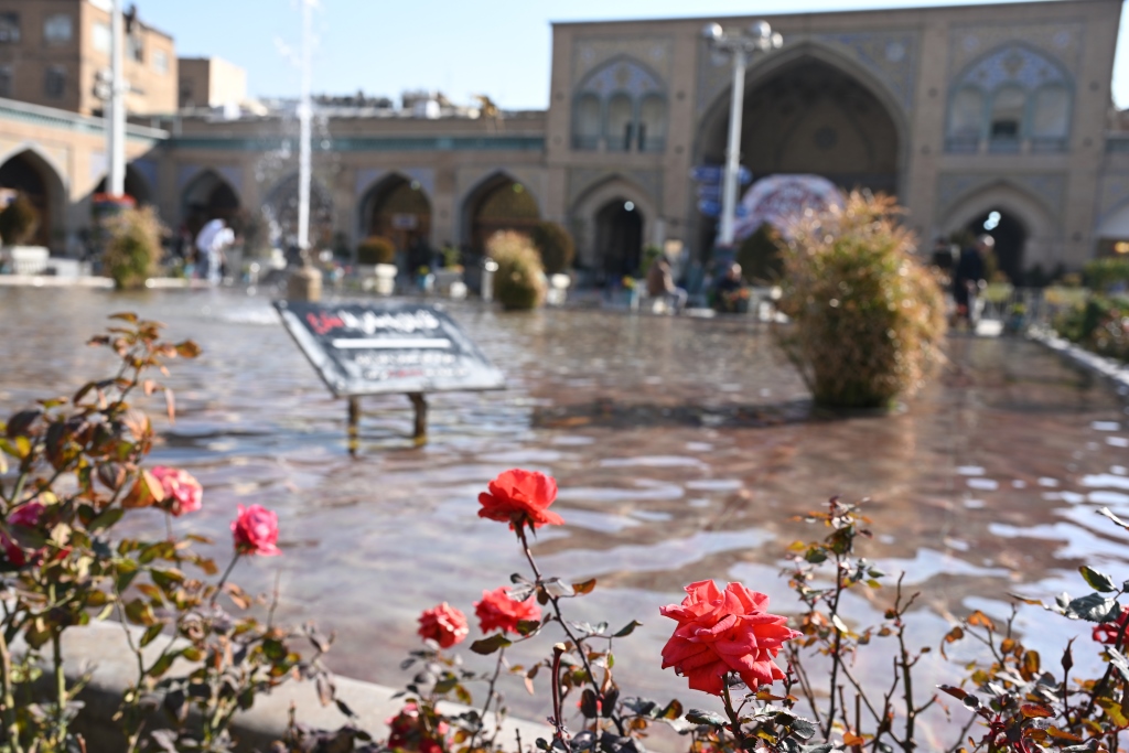 旅人に優しいのはイランの人たちだけじゃない。バザールを歩いているとふいに噴水と広場がある。美しい花が咲いている。座る場所がある。なんて余裕のある国なんだろうと私は驚く。

#1日1イラン #یک_روز_یک_ایران