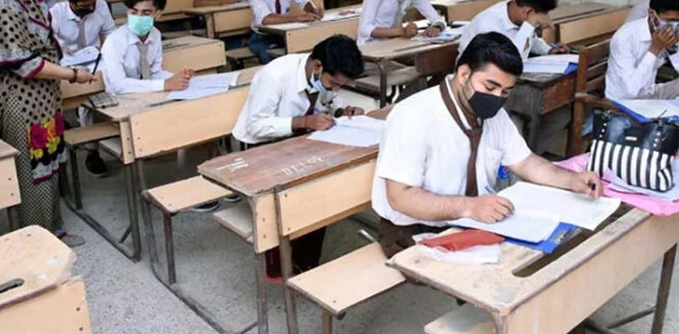 aayatkhan24k's tweet image. #Sindh exams for classes 9–12 to proceed as scheduled despite current challenges. Over 1.35 million students across 1,600+ centers will appear starting April 7.  #Education #ExamSchedule #Pakistan