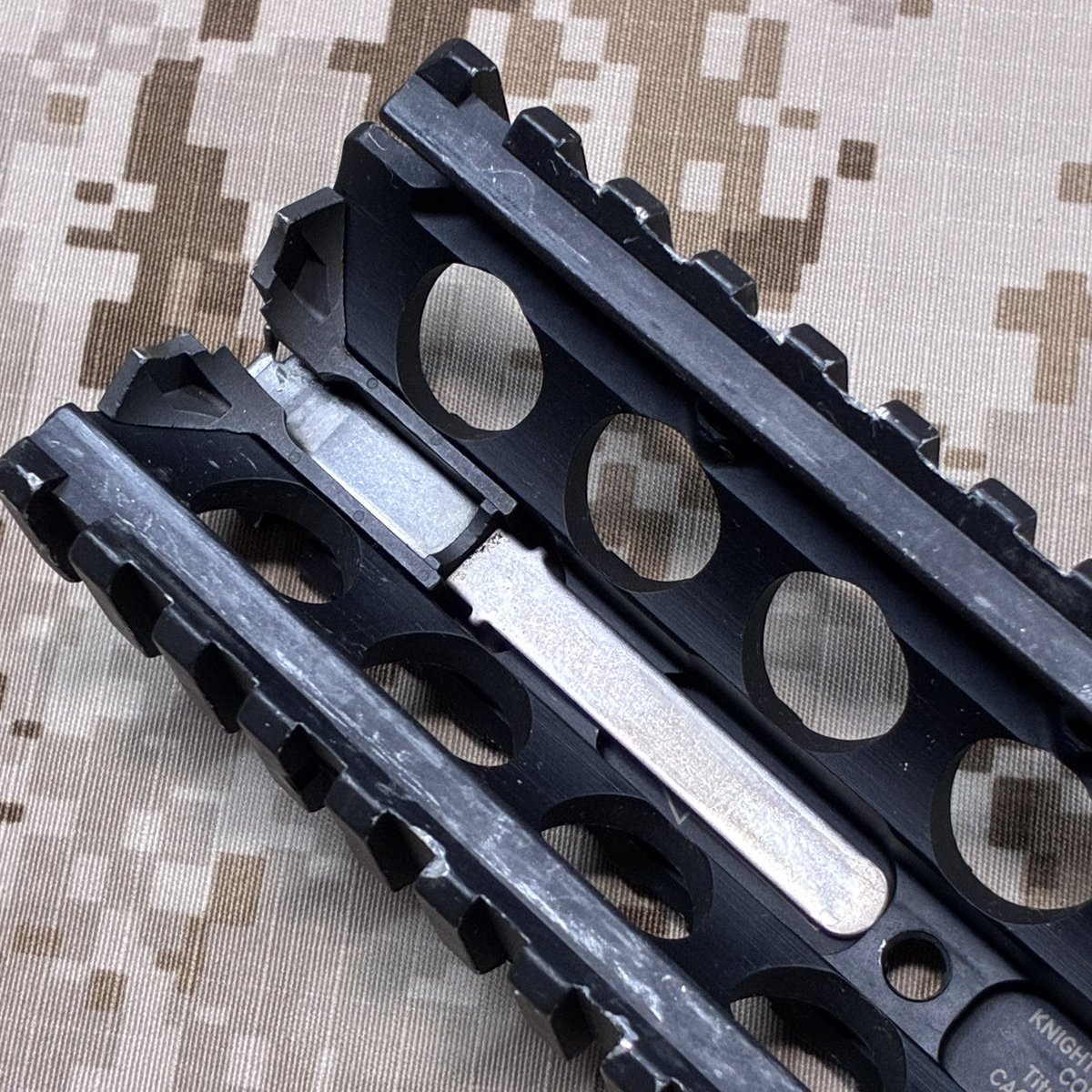 実物 Knights ナイツ RAS ハンドガード（レールパネル、フォアグリップ付き）です。
M4A1等に使用される、米軍放出のKAC製レールハンドガードです。
2009年製でスレや使用痕はございますが、目立った破損や割れはございません。
11リブレールパネルとP&amp;Sフォアグリップが付属になります。

詳細は↓