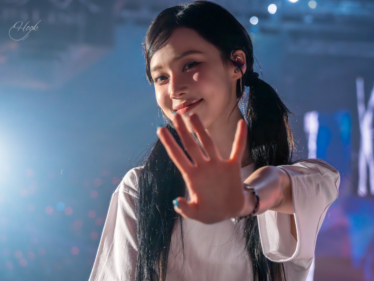 Hookaespa's tweet photo. 250831
2025 aespa LIVE TOUR - SYNK : aeXIS LINE in Seoul Day 3 
-
👋🏻👋🏻👋🏻
-  
#æspa #aespa #에스파 #winter #윈터 https://t.co/otmPtpzNBY