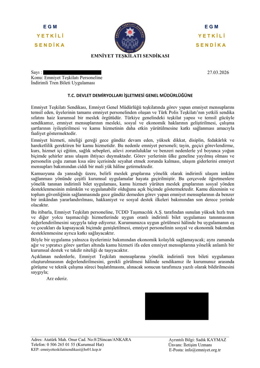 EmniyetTS's tweet photo. Demiryolları Ulaşımında Emniyet Personeline Özel İndirim Talebimiz

Emniyet Teşkilatı Sendikası olarak, mensuplarımızın ve kıymetli ailelerinin şehirler arası seyahat giderlerini hafifletmek amacıyla TCDD Taşımacılık A.Ş. Genel Müdürlüğüne resmi başvurumuzu gerçekleştirdik. Hazırladığımız başvuruda, personelimizin görev yoğunluğunu ve bitmek bilmeyen ulaşım ihtiyacını göz önünde bulundurarak "İndirimli Bilet" uygulamasının bir an önce hayata geçirilmesini talep ettik.

Üyelerimizin ekonomik ve sosyal haklarını geliştirmeye yönelik çalışmalarımıza bugün bir yenisini daha ekliyoruz. TCDD Taşımacılık A.Ş.’ye sunduğumuz dilekçemizde; yıl boyunca tayin, geçici görevlendirme, kurs ve ailevi sebeplerle yoğun seyahat etmek zorunda kalan meslektaşlarımızın, mevcut ulaşım maliyetleri altında ciddi bir mali yükle karşı karşıya kaldıklarını açıkça vurguladık.

Destek ve Eşitlik Sağlanmalı

Diğer pek çok kamu personeli ve meslek grubu için halihazırda uygulanan indirimli ulaşım modellerini hatırlatarak, benzer bir kolaylığın emniyet mensupları için de tesis edilmesinin hakkaniyet gereği olduğuna dikkat çektik. Mevcut kurumsal uygulamaların, kamu hizmeti yürüten gruplara yönelik sosyal desteğin ne kadar uygulanabilir olduğunu kanıtladığını belirterek, emniyet teşkilatımızın da mutlaka bu kapsamda değerlendirilmesi gerektiğini ifade ettik.

TCDD’den Taleplerimiz:

•Yüksek Hızlı Tren (YHT) ve diğer tüm yolcu taşımacılığı hizmetlerinde emniyet personeline uygun oranlı bir indirim tanımlanması,
•Söz konusu uygulamanın, personelimizi sosyal ve ekonomik yönden tam desteklemek amacıyla eş ve çocuklarını da kapsayacak şekilde genişletilmesi.

Böyle bir adımın atılmasının meslektaşlarımıza sadece maddi bir kolaylık sağlamayacağını, aynı zamanda zorlu çalışma şartları altında fedakârca görev yapan personelimize yönelik anlamlı bir "teşekkür" ve kurumsal destek niteliği taşıyacağını ilettik.

Konuya ilişkin teknik çalışma ve görüşme süreçlerini başlatmaya hazır olduğumuzu bildiriyor; TCDD bünyesinde başlayacak değerlendirme sürecini ve alınacak sonucu meslektaşlarımız adına yakından takip edeceğimizi kamuoyuna duyuruyoruz.

@TCDDTasimacilik @h_pezuk @uyalcin_ @TCDDemiryollari @COZUM_EKIBI