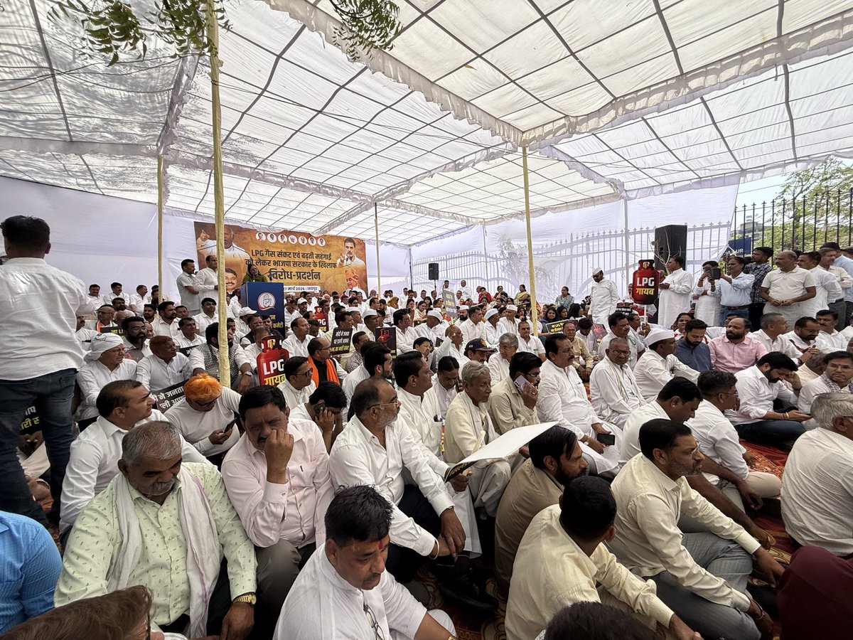 gopalmeenainc's tweet photo. भाजपा सरकार की जन-विरोधी नीतियों तथा रसोई गैस सिलेंडर की बढ़ती कीमतों और भारी किल्लत के खिलाफ आज जयपुर में राजस्थान प्रदेश कांग्रेस कमेटी द्वारा आयोजित विशाल धरने में शामिल हुआ।

राजस्थान की आम जनता गैस सिलेंडर के लिए दर-दर भटक रही है। लंबी लाइनों में घंटों खड़े रहने को मजबूर है https://t.co/lcWVcIBz2E