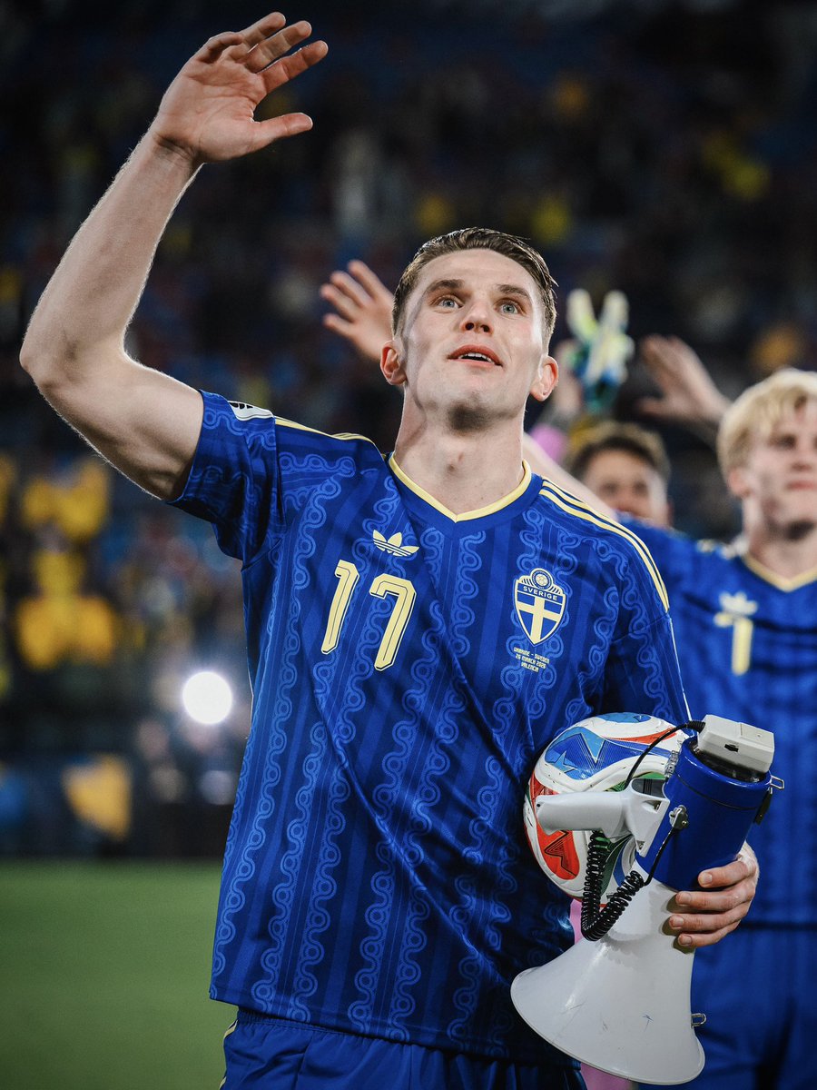 svenskfotboll's tweet photo. Fredagskänslan 🕺 https://t.co/QPaFmP0atc