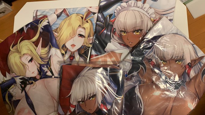 歴代のイヴリンとミズリィの抱き枕カバーを全部並べてみる 