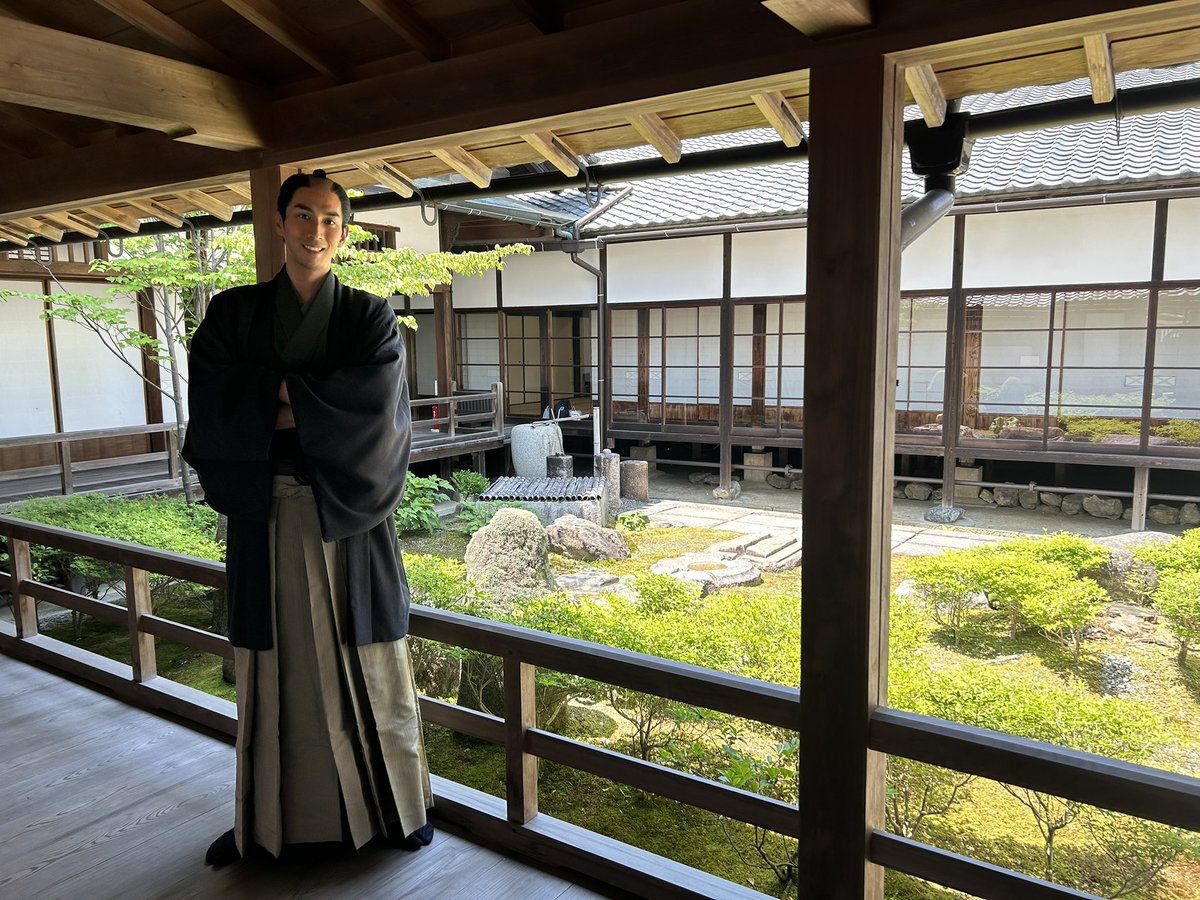 ichitomo96's tweet photo. 『ちるらん 新撰組鎮魂歌』OffShot📸
久々の共演、ケンティーと🐄🐎

<江戸青春篇>後編は今夜20:57から放送です⚔️

放送後、その後を描いた<京都決戦篇＞が
毎週金曜日U-NEXTにて配信されます！

見応えたっぷりな作品。
是非最後までお楽しみ下さい‼︎

#ドラマちるらん
#ちるらん https://t.co/o0QDDMSnRx
