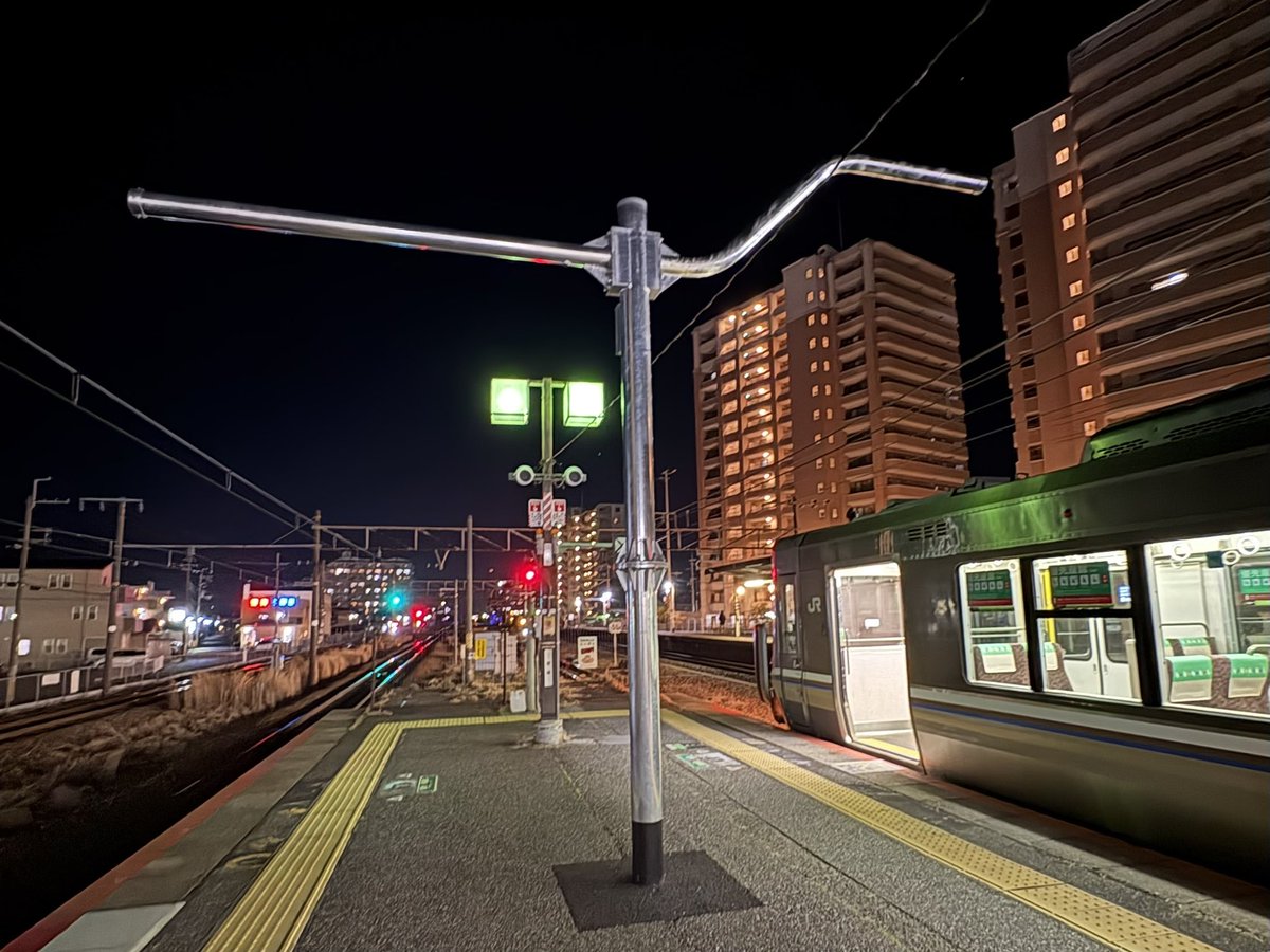 notogawa_jra17's tweet photo. 野洲駅上りのホーム安全スクリーンのポールの形状がなぜか前見た時と変わってた。
どちらも真っ直ぐ伸びてたのが、2番のりば側が上に湾曲したものになってる。

←2025年12月撮影　　2026年3月撮影→ https://t.co/6kscyEe8Ry