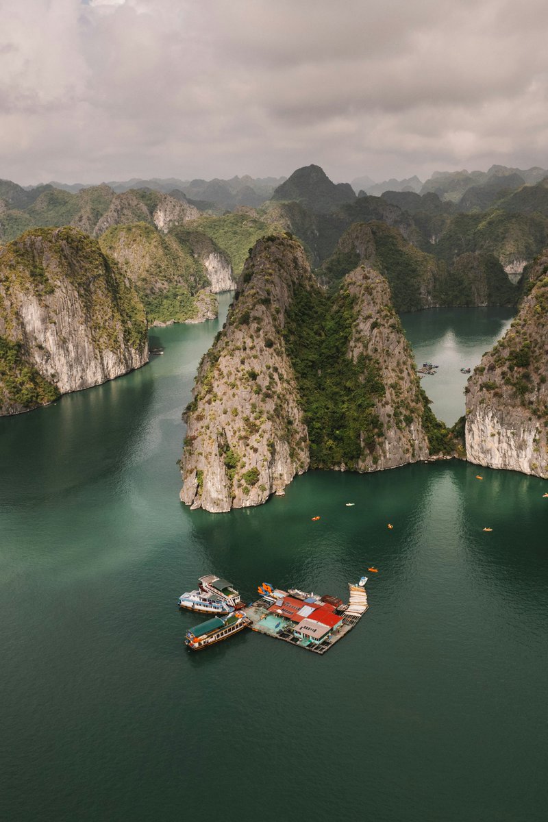 TravelTomorrowX's tweet image. Floating through paradise 🌿
📍 Halong Bay, Vietnam
📸 Thomas Boxma on Unsplash
#Vietnam #HalongBay #aerialview #exploringtheglobe #beautifuldestinations #travelinspiration