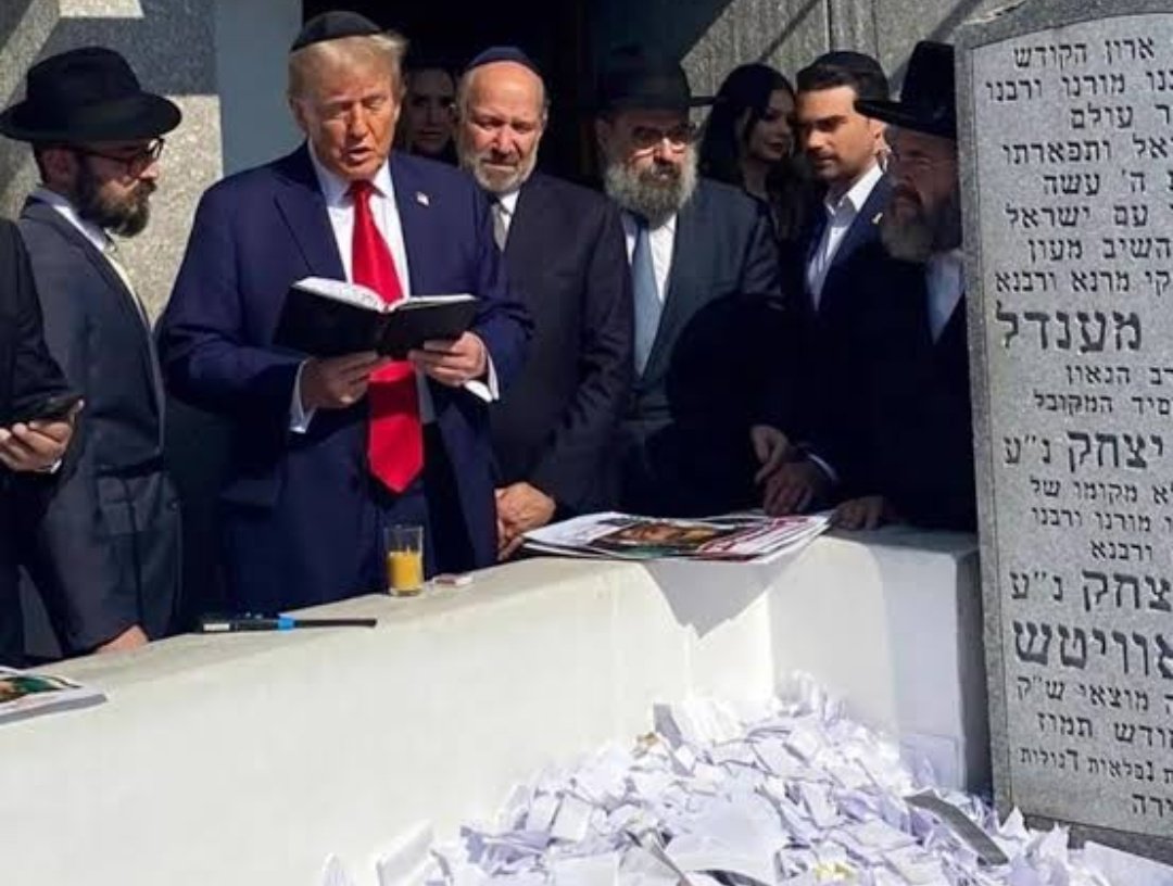 kobe_sylvester's tweet photo. @goddek @ArchimbaudGang @grok Trump praying at the tomb of Chabadist Rebbe schneerson, thanking him for sparing his life in Butler &amp; beseeching him to help him win the election.

Protestants are ok with "praying to dead people" as long as they're not Saints. https://t.co/N1gCoAPsJM