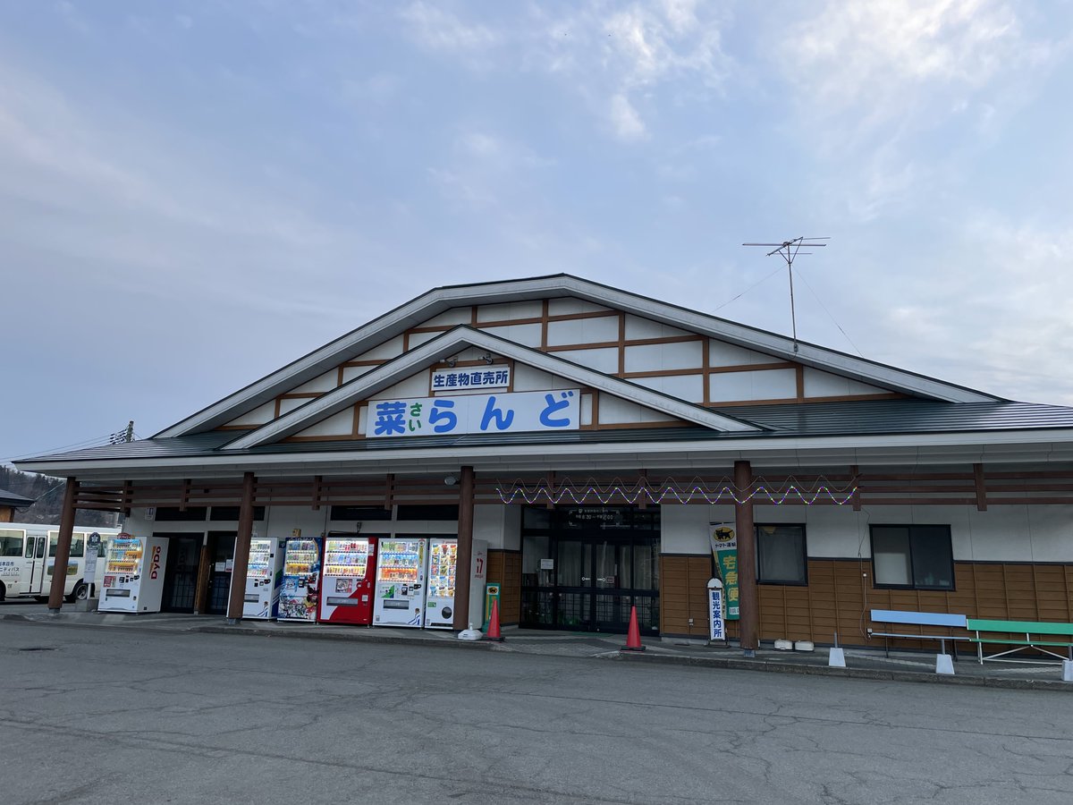 vcountry_jp's tweet photo. 新規販売店情報（秋田県）
#直売所菜らんど
国道108号ステッカー
24日に閉店した道の駅鳥海郷から北へ約14km、生産物直売所で早くも復活販売です。すぐ再開できた理由は道の駅と同じ運営事業者だからなのですが、今までの販売実績があったからこそ継続販売いただけたのだと思います。お買い求めいただいた皆さまありがとうございます。
また、直売所の隣には道の駅では閉店した「そば処 ももや」もございます。