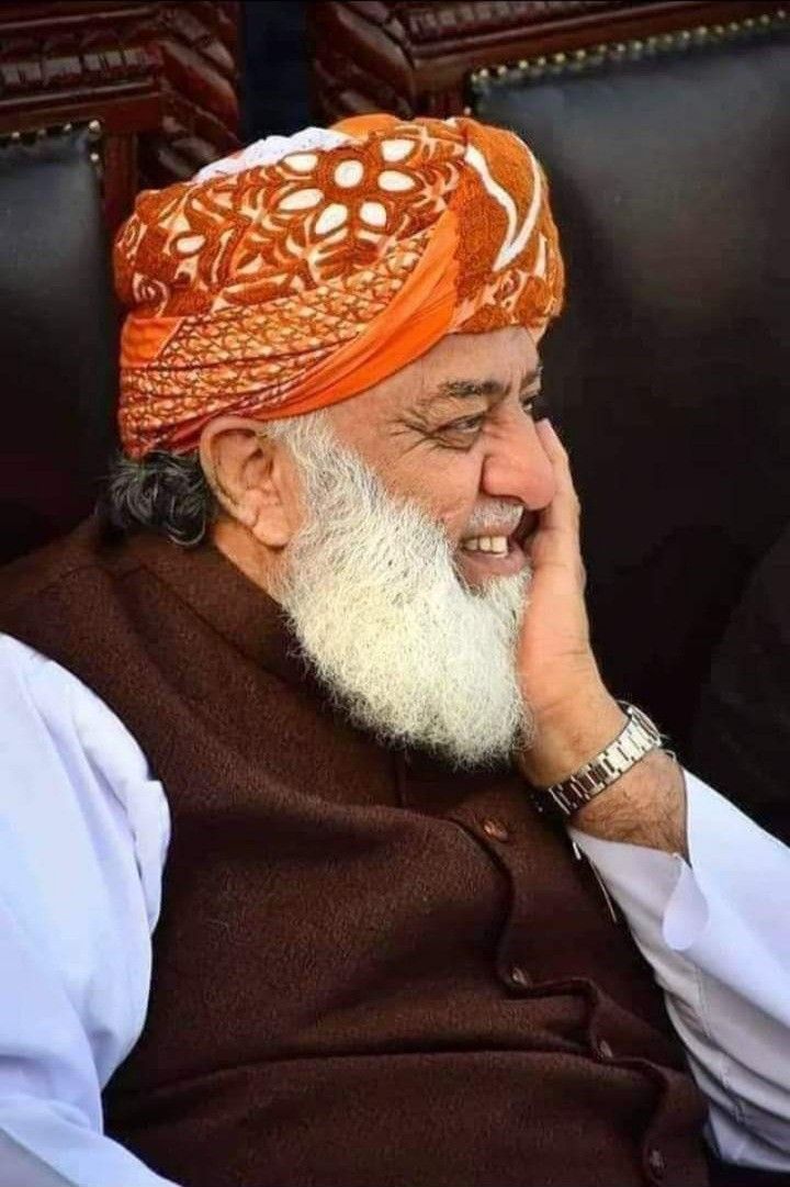 mdkaleemullah02's tweet photo. پگڑی پیلی پیلی ہے 
سنت جبرئیلی ہے 
پگڑی ہو تو کیسا ہو 
فضل الرحمان جیسا ہو
#مولانا https://t.co/cEwAH3PtY4