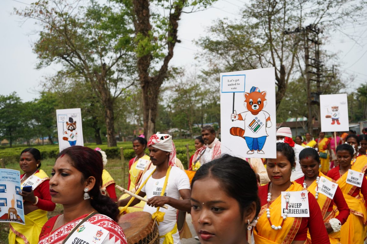 ECISVEEP's tweet photo. Chunav Ka Parv, Paschim Bengal ka Garv ✨

Energy is high in Naxalbari! A SVEEP Rally was organized to reach out to remote communities, tea garden workers, and women.

Let’s make the 2026 Election Festival a grand success. #GoVote

#ECI #WestBengalElections https://t.co/avFke000xq
