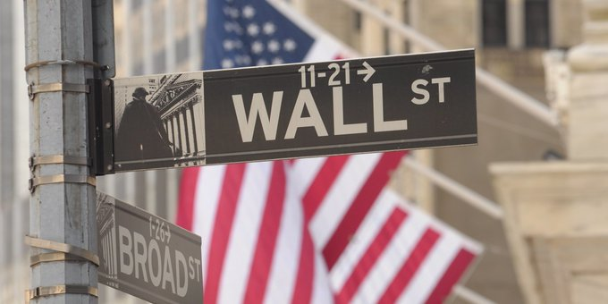 BenjaminUs15's tweet photo. Wall Street bonuses climb 6%, pointing to resilient trading and deal activity. Signals strength in capital markets, supporting bullish sentiment across banks and asset managers.
$GS $MS $BLK https://t.co/MNbbs7QKht