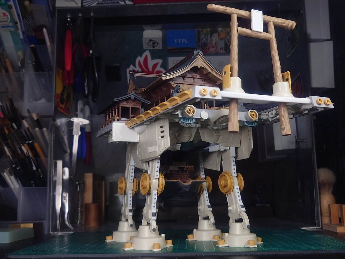e_phemeris's tweet photo. 大まかな工作が完了!
ちゃんと自立できて嬉しい!!
見たまんまの神社ウォーカーなんですが、二脚式の"局地戦略用装甲歩行戦車"(AT-ST相当)ではなく、四脚式の強襲用兵員輸送移動拠点(AT-AT相当)をイメージしてみました。機忍軍団の組頭が搭乗して、敵陣に正面から突入する感じです。
#TENGUModelers https://t.co/8VfGatveUC