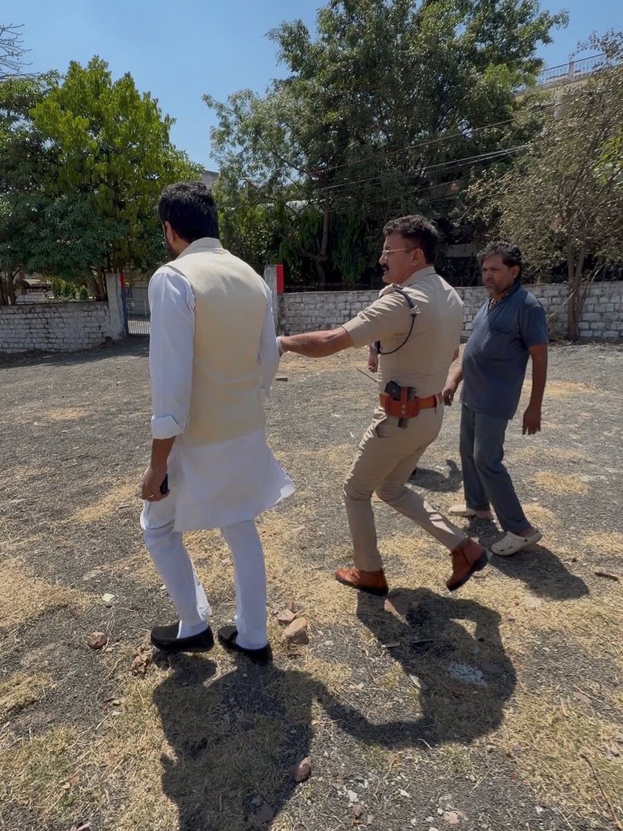 imohsinalikhan's tweet photo. भोपाल की ऐतिहासिक Eidgah Masjid Bhopal की पार्किंग में वक्फ बोर्ड द्वारा टेंडर निकालकर Bharti Airtel को मोबाइल टावर लगाने के लिए शुरू किए गए काम का आज एआईएमआईएम प्रदेश अध्यक्ष मोहसिन अली खान ने मौके पर पहुँचकर कड़ा विरोध किया और काम को रुकवा दिया।
मौके पर मौजूद पुलिस प्रशासन ने पूरी कोशिश की कि काम चलता रहे, लेकिन मोहसिन अली खान अपने रुख पर अड़े रहे। उन्होंने साफ कहा कि जब तक जेसीबी मशीन मौके से बाहर नहीं की जाती और काम पूरी तरह बंद नहीं होता, तब तक वे अनिश्चितकालीन धरने पर बैठेंगे।
मोहसिन अली खान के सख्त रुख के बाद खुदाई कर रही जेसीबी मशीन को मौके से बाहर किया गया और काम को रोक दिया गया।
इस मौके पर मोहसिन अली खान ने कहा:
“वक्फ के मदरशों, मसाजिद, खानकाह और कब्रिस्तानों की एक इंच जमीन भी किसी को नहीं लेने दी जाएगी। यह हमारी अमानत है और इसकी हिफाज़त के लिए हर कीमत चुकानी पड़े तो भी पीछे नहीं हटेंगे।”

मोहसिन अली खान
प्रदेश अध्यक्ष, AIMIM